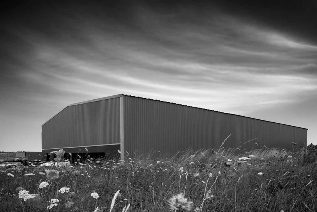 Un hangar dans la nature